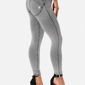 Chic Women's Skinny Jeans in Light Gray